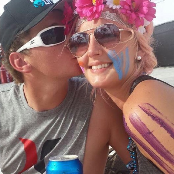 Meet your Posher, Mari 🦋💜 - Picture 4 of 8